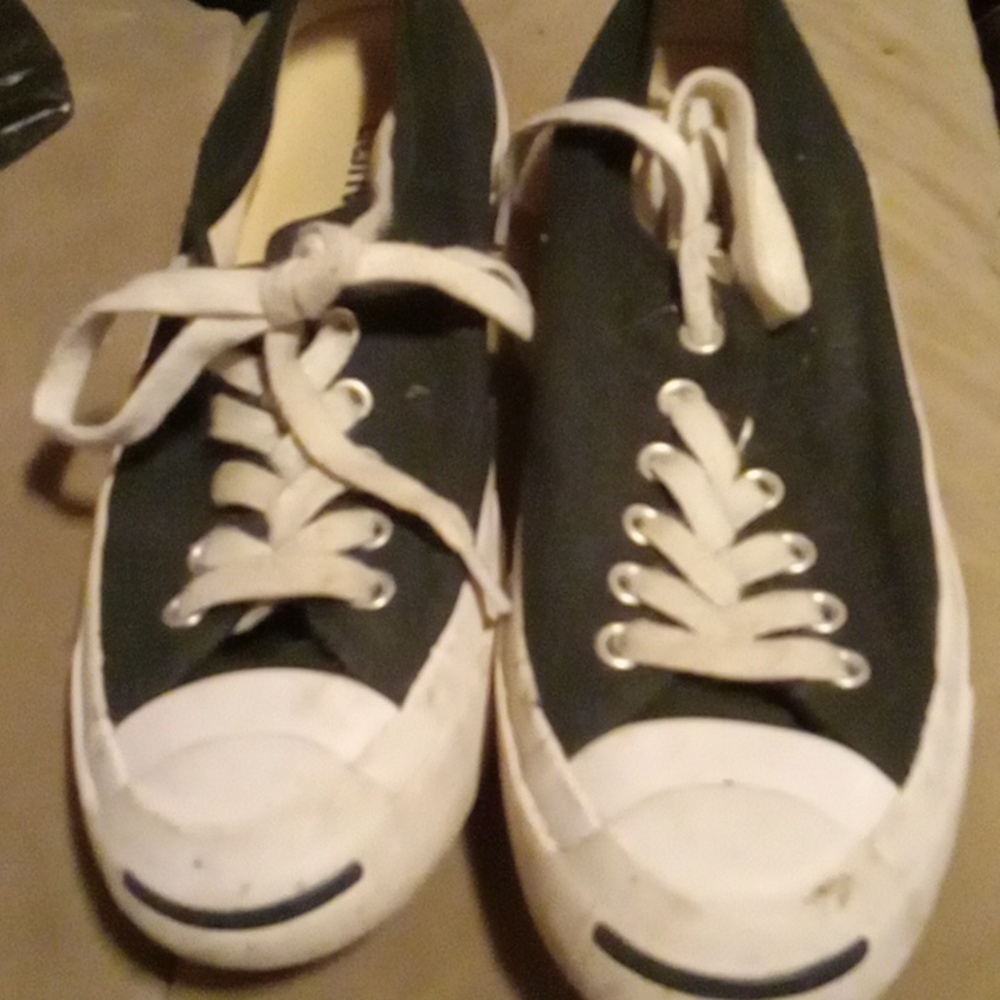 Size 5 low cut  black converse